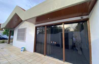 Imagem: A casa possui 3 Dormitórios, 2 Banheiros, 720m² de Área e