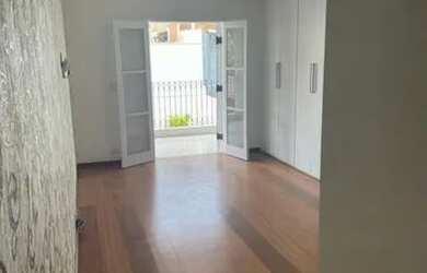 Imagem: A casa em condomínio possui 5 Dormitórios, 3 Banheiros, 4