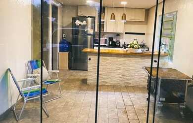 Imagem: A casa em condomínio possui 3 Dormitórios, 2 Banheiros, 3