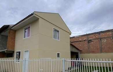 Imagem: A casa possui 2 Dormitórios, 2 Banheiros, 3 Vagas na garagem