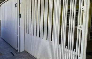 Imagem: A casa possui 3 Dormitórios, 2 Banheiros, 1 Vaga na garagem