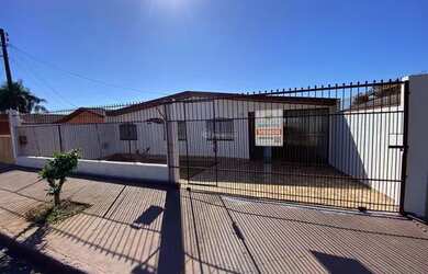 Imagem: A casa possui 3 Dormitórios, 2 Banheiros, 2 Vagas na garagem