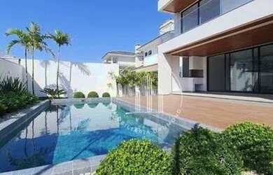 Imagem: A casa possui 3 Dormitórios, 4 Banheiros, 2 Vagas na garagem