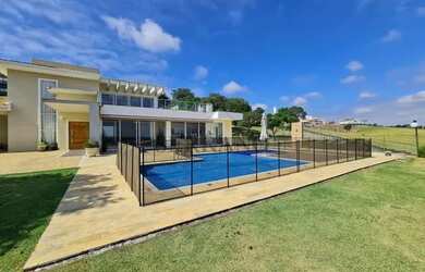 Imagem: A casa em condomínio possui 4 Dormitórios, 5 Banheiros, 2