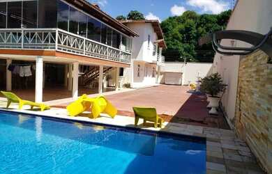 Imagem: A casa possui 5 Dormitórios, 5 Banheiros, 5 Vagas na garagem