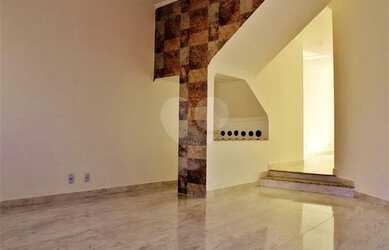 Imagem: A casa possui 5 Dormitórios, 5 Banheiros, 4 Vagas na garagem