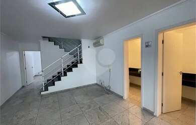 Imagem: A casa possui 1 Dormitório, 5 Banheiros, 2 Vagas na garagem