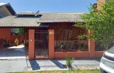 Imagem: A casa possui 4 Dormitórios, 3 Banheiros, 3 Vagas na garagem