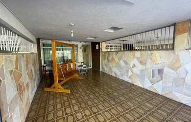 Imagem: A casa possui 3 Dormitórios, 3 Banheiros, 2 Vagas na garagem