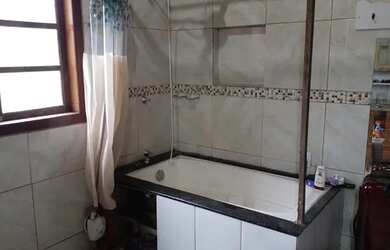 Imagem: A casa possui 1 Dormitório, 1 Banheiro, 1 Vaga na garagem e