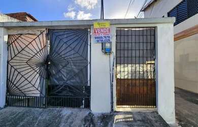 Imagem: A casa possui 3 Dormitórios, 3 Banheiros, 2 Vagas na garagem