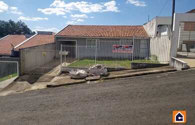 Imagem: A casa possui 2 Dormitórios, 1 Banheiro, 2 Vagas na garagem