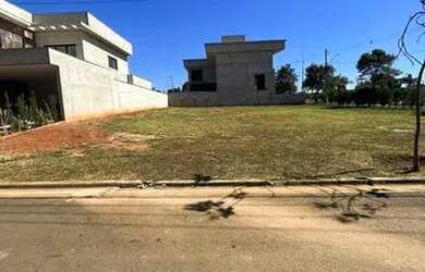 Imagem: O terreno possui 761m² de Área e está localizado em Centro