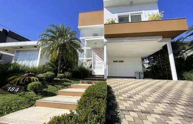 Imagem: A casa em condomínio possui 3 Dormitórios, 4 Banheiros, 3