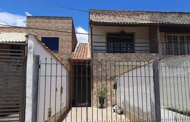 Imagem: A casa possui 2 Dormitórios, 1 Banheiro, 1 Vaga na garagem