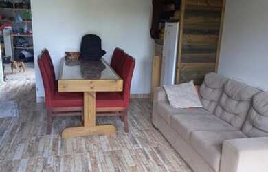 Imagem: A casa possui 2 Dormitórios, 2 Banheiros, 450m² de Área e