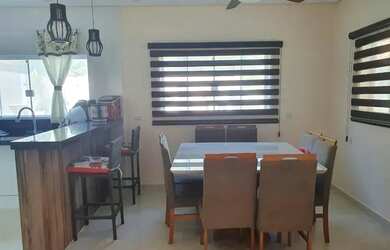 Imagem: A casa possui 3 Dormitórios, 2 Banheiros, 2 Vagas na garagem