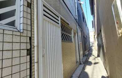 Imagem: A casa possui 1 Dormitório, 1 Banheiro, 1 Vaga na garagem