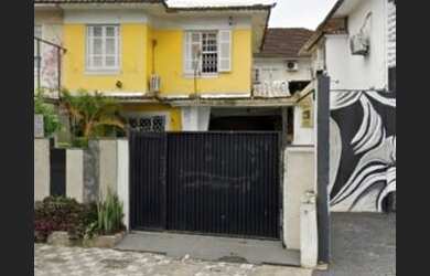 Imagem: A casa possui 3 Dormitórios, 2 Banheiros, 4 Vagas na garagem