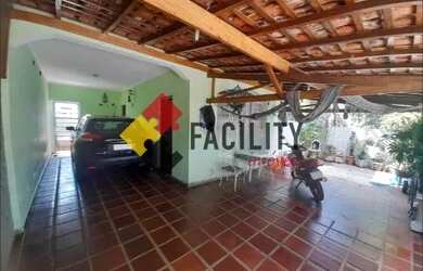 Imagem: A casa possui 3 Dormitórios, 2 Banheiros, 3 Vagas na garagem