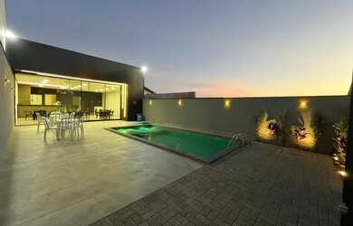 Imagem: A casa possui 1 Dormitório, 2 Banheiros, 3 Vagas na garagem