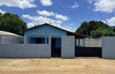 Imagem: A casa possui 4 Dormitórios, 3 Banheiros, 4 Vagas na garagem