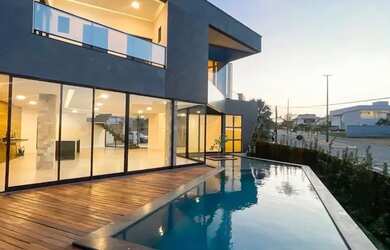 Imagem: A casa em condomínio possui 5 Dormitórios, 5 Banheiros, 4