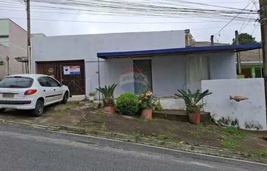 Imagem: A casa possui 4 Dormitórios, 1 Banheiro, 3 Vagas na garagem