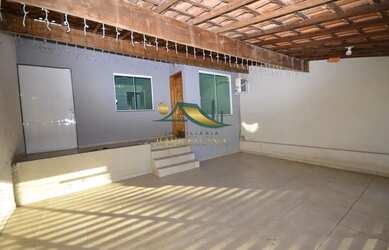 Imagem: A casa possui 2 Dormitórios, 2 Banheiros, 2 Vagas na garagem