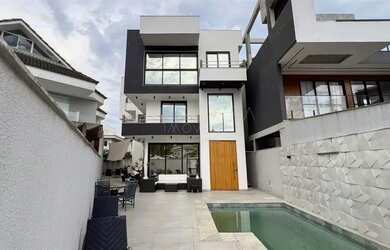 Imagem: A casa possui 4 Dormitórios, 5 Banheiros, 2 Vagas na garagem