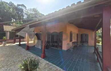 Imagem: A casa possui 4 Dormitórios, 4 Banheiros, 5 Vagas na garagem