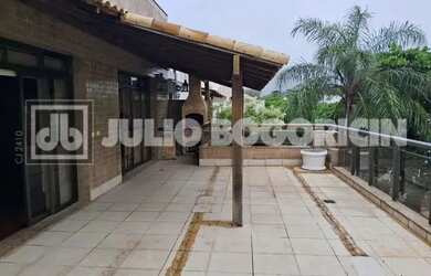 Imagem: O apartamento possui 4 Dormitórios, 5 Banheiros, 3 Vagas na