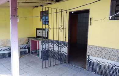 Imagem: A casa possui 2 Dormitórios, 1 Banheiro, 2 Vagas na garagem