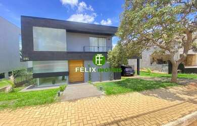 Imagem: A casa possui 4 Dormitórios, 4 Banheiros, 4 Vagas na garagem