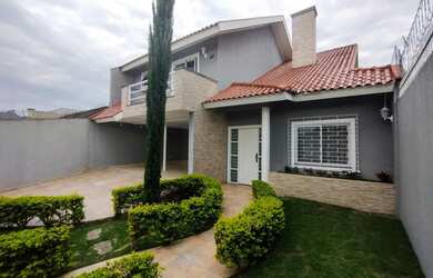 Imagem: A casa possui 3 Dormitórios, 2 Banheiros, 2 Vagas na garagem