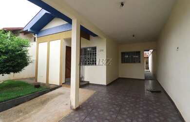 Imagem: A casa possui 3 Dormitórios, 1 Banheiro, 1 Vaga na garagem