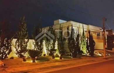 Imagem 2: A casa possui irrigação automática, cortina elétrica, portas dos quartos...