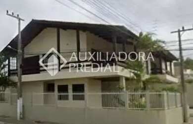 Imagem: A casa possui 4 Dormitórios, 4 Banheiros, 382m² de Área