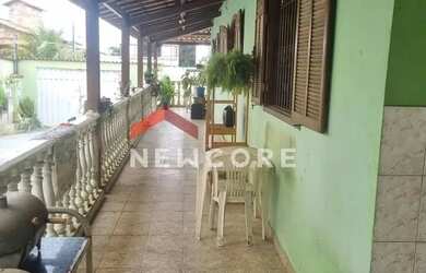 Imagem: A casa possui 3 Dormitórios, 3 Banheiros, 4 Vagas na garagem