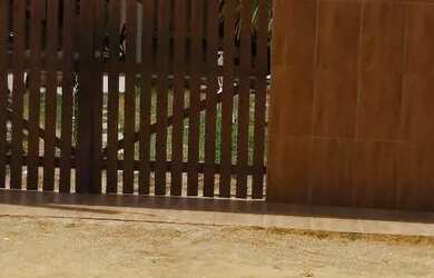 Imagem: A casa possui 3 Dormitórios, Acomodam 10 pessoas, 3 Vagas na