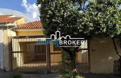 Imagem: A casa possui 3 Dormitórios, 2 Banheiros, 2 Vagas na garagem