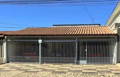 Imagem: A casa possui 5 Dormitórios, 2 Banheiros, 3 Vagas na garagem