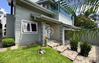 Imagem: A casa possui 3 Dormitórios, 3 Banheiros, 4 Vagas na garagem