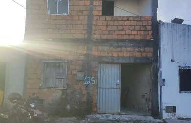 Imagem: A casa possui 2 Dormitórios, 2 Banheiros e 1 Vaga na garagem