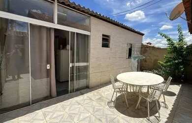 Imagem: A casa possui 3 Dormitórios, 2 Banheiros, 2 Vagas na garagem