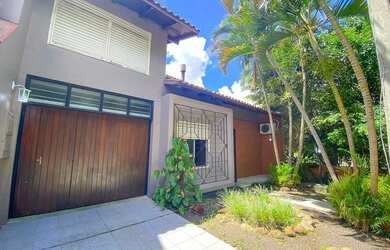 Imagem: A casa possui 4 Dormitórios, 4 Banheiros, 2 Vagas na garagem