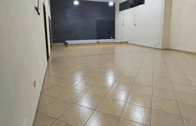 Imagem: O depósito possui 2 Vagas na garagem, 130m² de Área e está