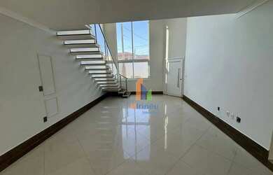 Imagem: O depósito possui 3 Vagas na garagem, 114m² de Área e está