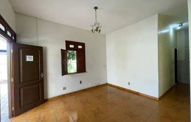 Imagem: A casa possui 5 Dormitórios, 4 Banheiros, 3 Vagas na garagem