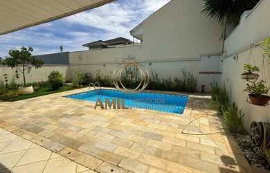 Imagem: A casa possui 4 Dormitórios, 5 Banheiros, 2 Vagas na garagem